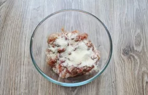 Pour gelatin into a bowl with chopped fillet and spices.