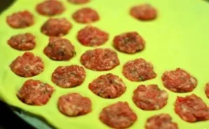 Distribute the pieces of meat in the places where the hole in the form of a hole. Meat should not be too much (but also too little is bad...