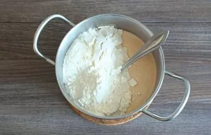 Add the sifted flour to the hot honey mass.