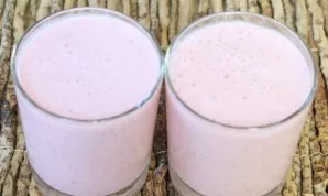 Pour the cocktail into glasses.