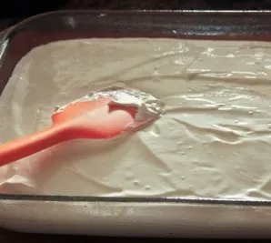 Distribute the resulting mass as evenly as possible on the glass form. The top should be leveled as carefully as possible. Then we put it...