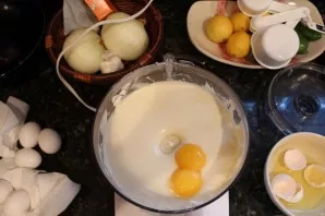 Then beat the eggs and yolks one by one, beating each time. Remove the biscuit base mold from the oven and raise the temperature to 280 C.