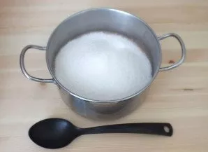 Put sugar in a saucepan, stir and put over low heat. It is necessary to heat the mass gradually.
