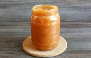 Place the hot jam in the jars, pressing lightly with a spoon.