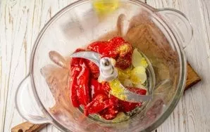 Put the prepared baked vegetables in a blender bowl, add salt and black pepper. Pour in olive oil.