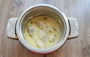 Bring everything to a boil, season with salt, reduce the heat to a minimum and cover. Cook for 35 minutes.