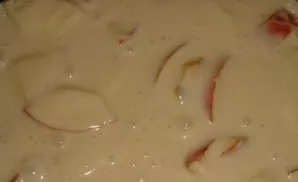 Lay out the apples at the bottom of the mold, sprinkle with 1 tablespoon of sugar and pour the dough.