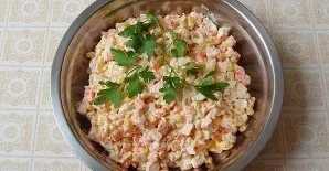 Open the canned corn, drain the liquid, mix the corn with potatoes, carrots, eggs, crab sticks. Pour in the sauce, mix well.