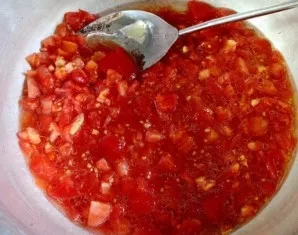 Take a large saucepan, put tomatoes in it, add water, salt, sugar, vegetable oil.