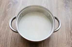 Pour 200 milliliters of milk, bring to a boil.