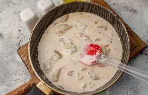 Pour the sauce into the pan with fish and vegetables, bring to a boil, reduce the heat to a minimum and simmer for 10-12 minutes.