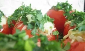 With the resulting filling, gently stuff the tomatoes.