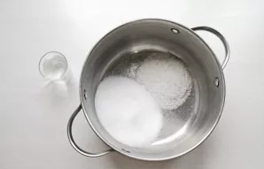 Pour sugar, salt and vinegar into the pot. Add cold, unboiled water and stir until the salt and sugar are completely dissolved.