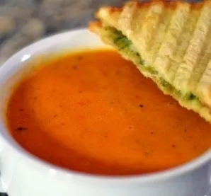 Tomato puree soup is ready. Along with the soup, you can serve toast with cheese - very tasty. Delicious!