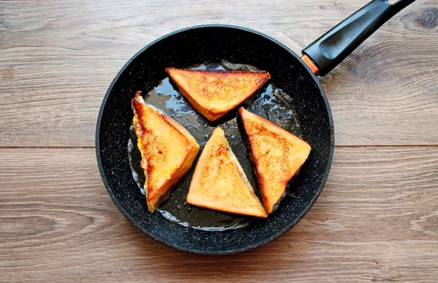 Fry the toasts in a hot pan with vegetable oil for 2-3 minutes on each side. Sprinkle with powdered sugar before serving.