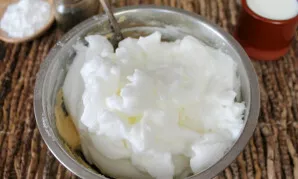 Cool the whites, beat and pour into the dough. Mix carefully.