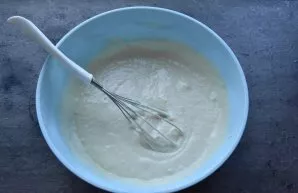 Mix the dry ingredients with the liquid mixture and mix the dough well with a whisk. The consistency of the dough will be medium.