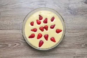 Smear the baking sheet with a diameter of 20 cm with vegetable oil and sprinkle with breadcrumbs. Pour the dough into it and smooth it. R...