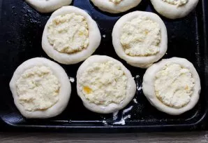 Make recesses in each ball and put the ricotta filling in it, level it. Put a baking sheet with pastries in a hot oven and bake at a temp...