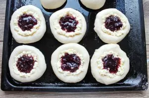 In the cottage cheese make a small recess, put the jam. Put the tin with cheesecakes in a hot oven and bake for 20-25 minutes at a temper...