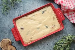 Grease the baking sheet with vegetable oil and sprinkle with breadcrumbs or line with baking paper. Put the dough in a tin and smooth it.