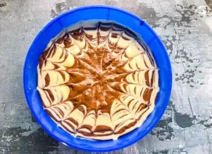 With a spoon, line the dough alternately light and dark. Send the form with the dough to an oven preheated to 180 degrees for 40-45 minutes.