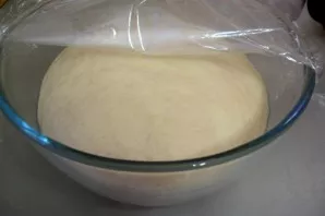 When the dough doubles in size, we knead it and put it warm for another 20-30 minutes.