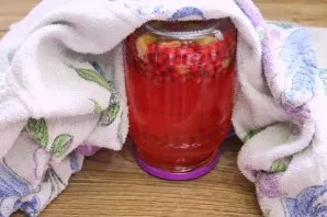 Turn the compote jar upside down and wrap until completely cooled. Then turn over and hold.