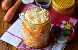 Put the prepared cabbage in a jar and pour the prepared honey syrup.