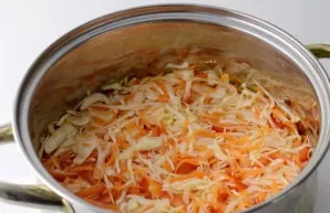 Place under the press and leave at room temperature for 3-4 days. Open the cabbage daily and sprinkle with a wooden stick to release gas.