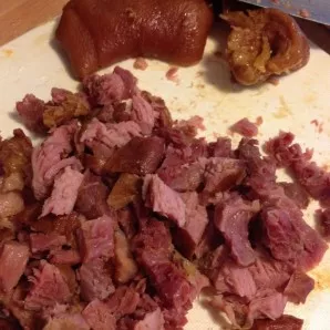 remove the ham from the broth. Finely cut the meat into cubes.