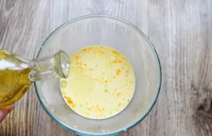 Add vegetable oil to the mixture with milk, mix everything again.