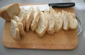 Cut the baguette or baguette into pieces.