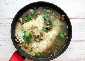 Pour water, salt, add garlic and simmer everything over low heat for 30-35 minutes.