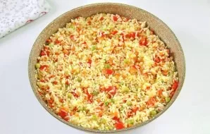 Without opening the lid, let the rice brew for another 10-15 minutes. Rice with peas and sweet pepper is ready.
