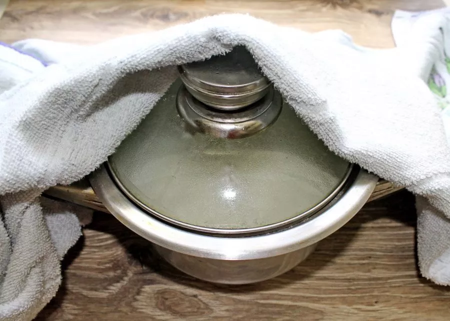 Cover the pot with a lid, wrap it and leave it for 5 minutes. Our rice porridge with coconut flakes and condensed milk is ready.