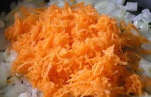 Peel the carrots, wash them and grate them on a fine grater. Put in a pan. Fry everything together for 5 minutes, stirring.