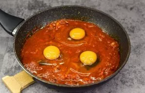 Beat the eggs into the pan. Salt the eggs a little.