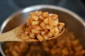 Simmer the apples over low heat for about 20 minutes. In this recipe, you can also use hard pears.