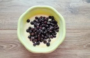 Add frozen currant berries to the dough and mix.