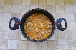 Pour soy sauce, vinegar, sugar, spices, salt and pepper into a saucepan. Simmer until fully cooked, another 7-8 minutes.