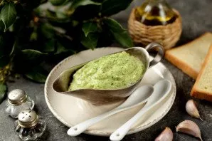 Serve celery pesto immediately after cooking or decompose into sterilized jars and store in the refrigerator.