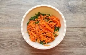 Place the carrots in a bowl with the salad.