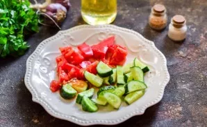 Wash and dry the tomatoes and cucumbers, cut into small pieces.