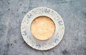 Chop the egg yolks and put them on top of the fish. Smooth with a spoon and brush with the remaining mayonnaise.