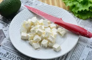 Cut the cheese into medium cubes.