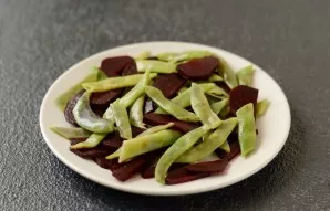 Lay out the beets and green beans on a plate.