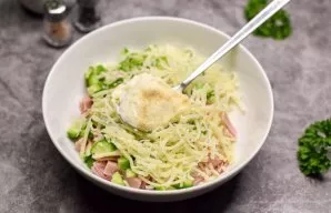 Season the salad with mayonnaise, add salt and pepper to taste.