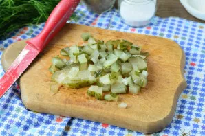 In the same way, chop the pickled cucumbers.