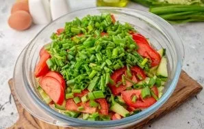 Finely chop the onion letters (only the green part), put in a bowl with salad.